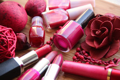 化妆的集合： 口红、 唇彩和指甲油饰红花香中，所有在红色和粉色的色调