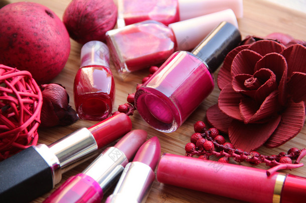 <strong>化妆</strong>的集合： 口红、 唇彩和指甲油饰红花香中，所有在红色和粉色的色调