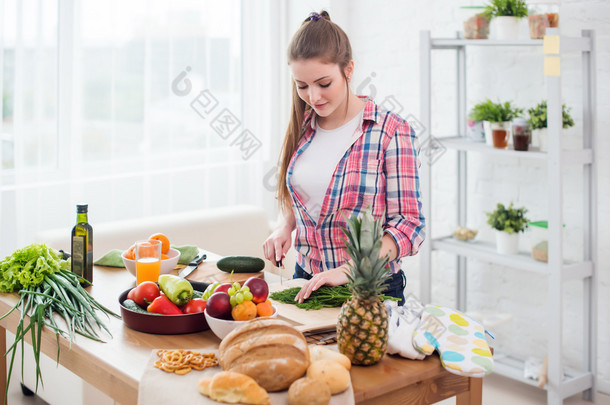 女人准备晚餐在厨房概念烹饪、 烹饪、 健康的生活方式.