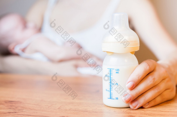 妈妈<strong>抱</strong>着奶瓶用母乳与规模