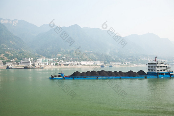 煤炭驳船沿长江中国帆船