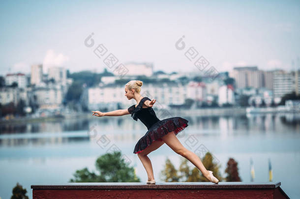 芭蕾舞女演员合影，背景为湖