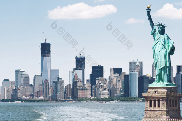 布鲁克林大桥和曼哈顿天际线与自由女神像