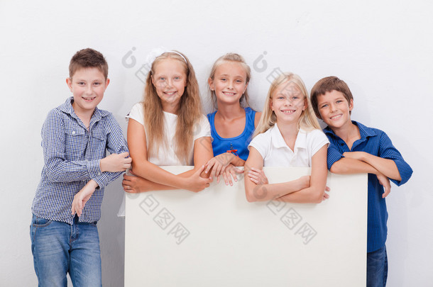 快乐微笑的孩子，男孩和女孩组，显示板 