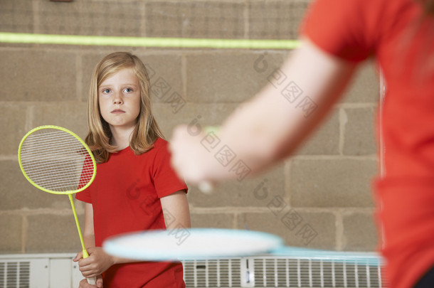 两个女孩打<strong>羽毛球</strong>在学校体育馆