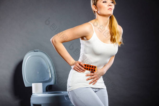 女人患腹部疼痛搁置在厕所丸