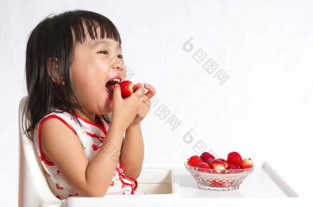 亚洲的<strong>中国</strong>小女孩吃草莓