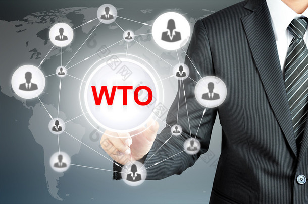 指出在 Wto (<strong>世界</strong>贸易组织) 标志在虚拟屏幕上的商人