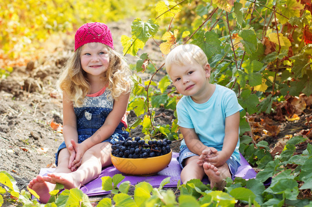 儿童加热葡萄秋季户外
