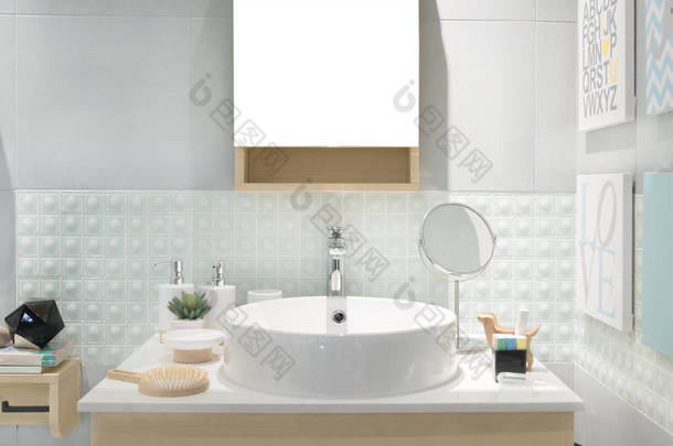 内部的浴室配有<strong>水槽</strong>面盆龙头和镜子。现代 d