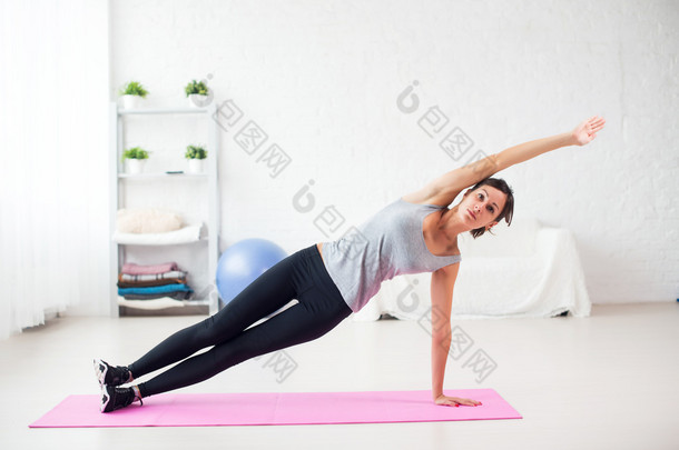 合适的女人做侧板瑜伽姿势