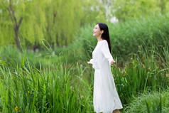 年轻漂亮的女孩，在夏天的芦苇丛中