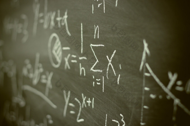 在黑板背景的数学公式