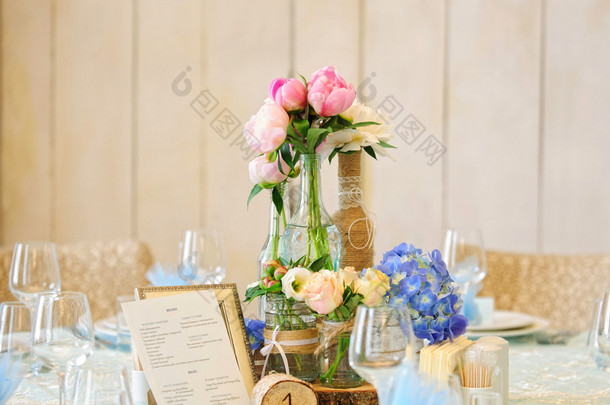 牡丹与玫瑰的乡村风格的餐桌装饰