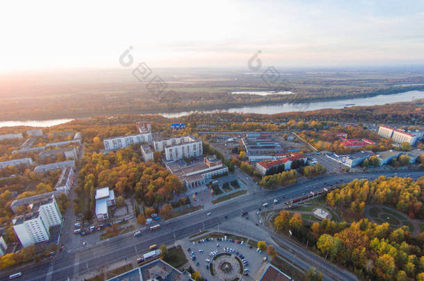 在城市的秋天。在道路、 森林、 河全<strong>景</strong>鸟瞰图.