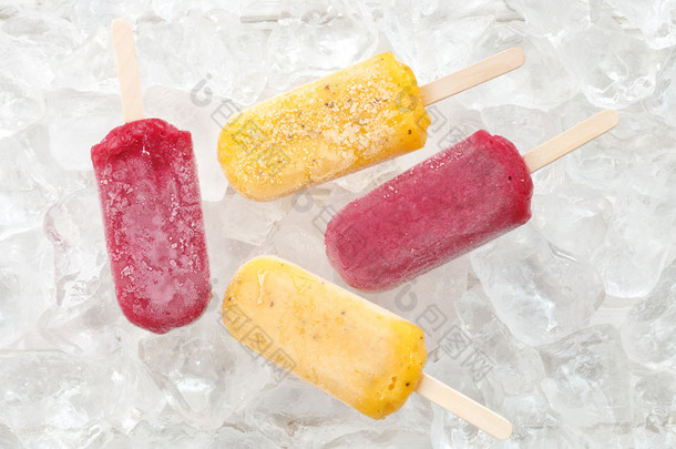 百香果红葡萄冰棒美味新鲜的夏季水果甜点