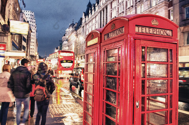 在伦敦晚上<strong>热闹的</strong>大街上，红色电话亭