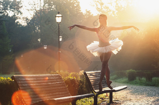 年轻美丽的芭蕾舞演员在一个公园户外跳舞。芭蕾舞女演员项目