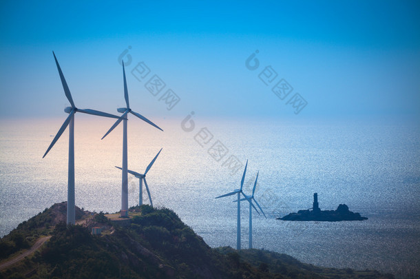 风力涡轮机发电在海滩