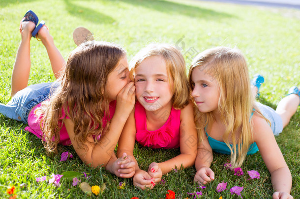 儿童女孩玩鲜花草地上窃窃私语
