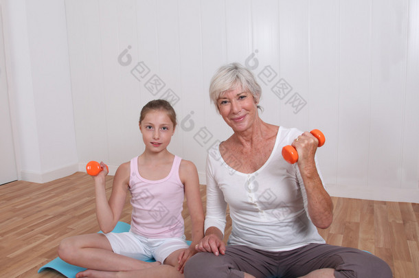 祖母和年轻女孩做健身运动