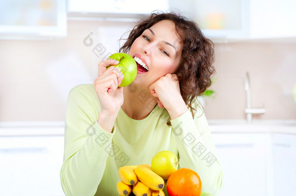 节食的概念。<strong>健康食品</strong>。年轻女子吃新鲜的水果