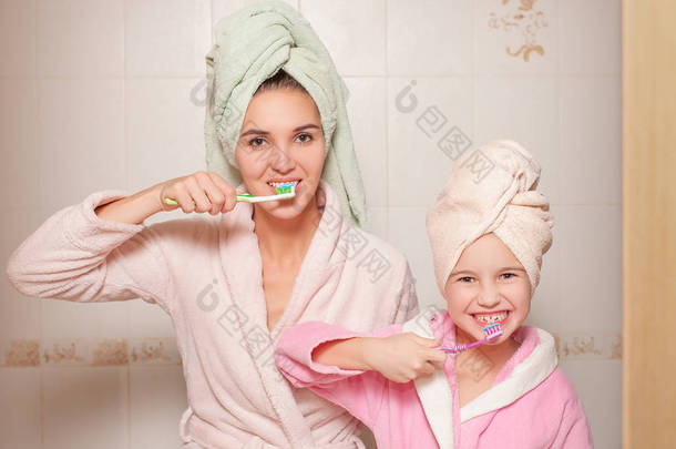 母亲和小女儿<strong>刷牙</strong>