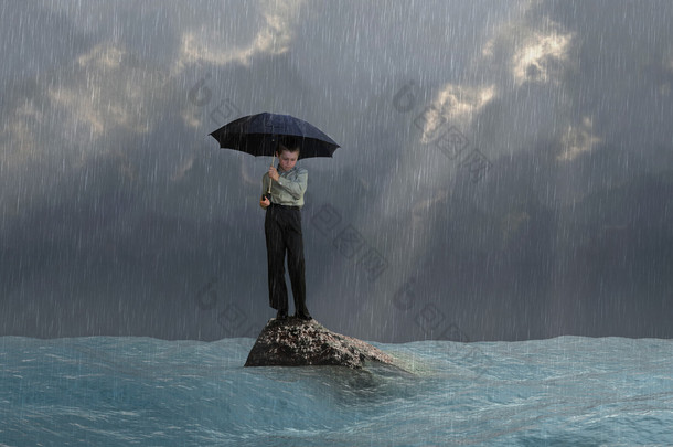 一把伞在洪<strong>水</strong>中的男人