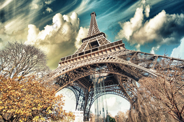 美妙的街道视图的埃菲尔铁塔和冬季植被-巴黎
