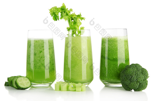 绿色<strong>蔬菜汁</strong>，白色上孤立的眼镜