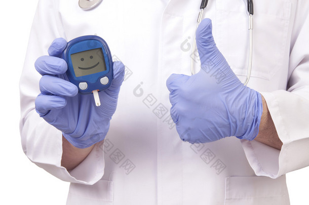 医生抱着血糖仪。显示<strong>确定</strong>标志