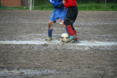 儿童球员在一场足球比赛在公平的竞争充分期间