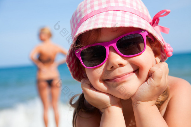 快乐的小女孩，在沙滩上