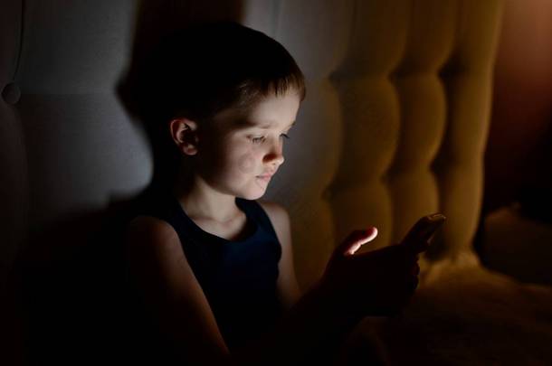 7 岁孩子男孩晚上用智能手机