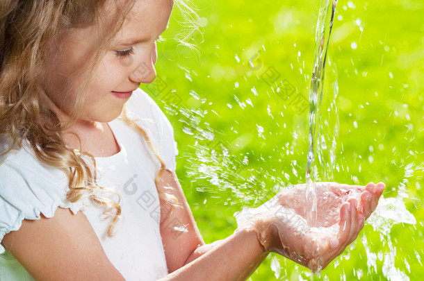 流的干净的水涌入孩子的手