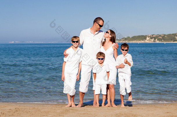 年轻的家庭，有三个孩子在度假