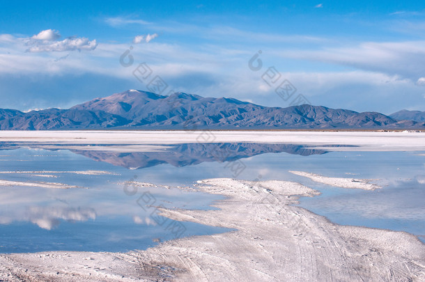 萨利纳斯在阿根廷安第斯山脉上的重点是胡胡伊盐沙漠