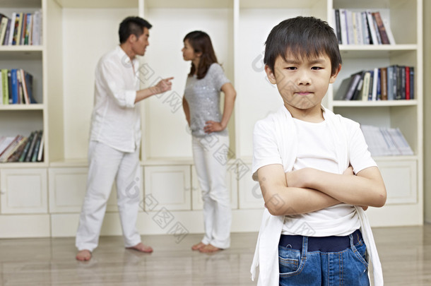 亚洲男孩和父母吵架