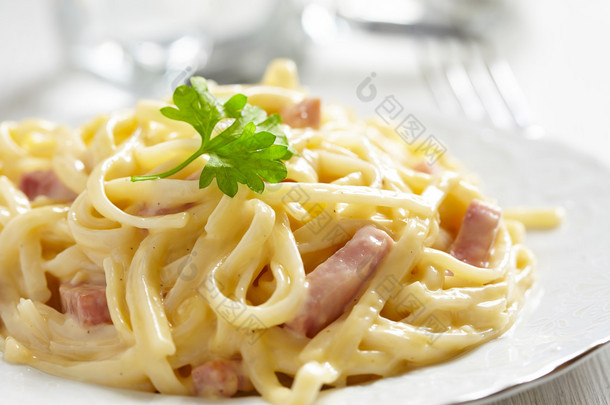 与火腿和奶酪通心粉 carbonara