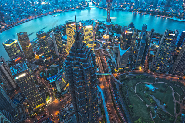 上海的摩天大楼在晚上