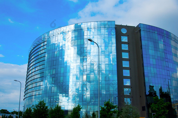 现代办公玻璃建筑在蓝色的天空