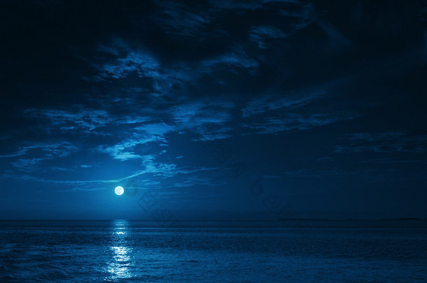 美丽午夜海景与月亮和平静的波浪