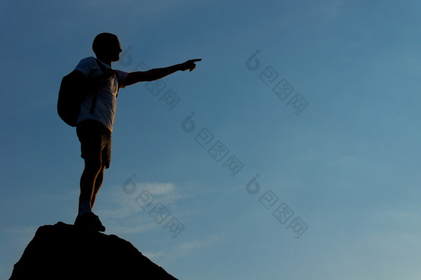 一个人站在山顶上的轮廓