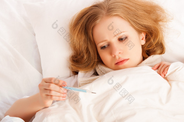 温度计生病<strong>感冒</strong>，<strong>感冒</strong>，发烧在床上的女人