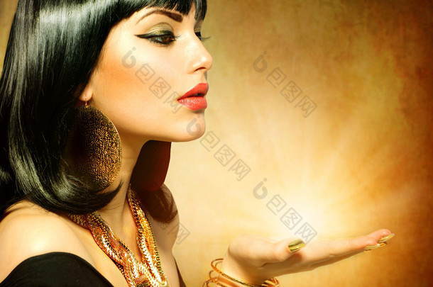 埃及风格女人光在她手中的魔法