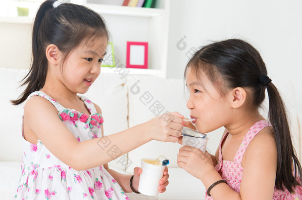 儿童吃酸奶