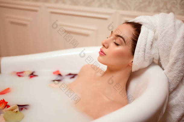 美丽的女人，在带有泡沫的浴缸
