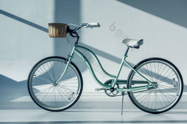 提着篮子的时髦自行车