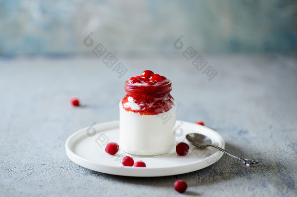 小红莓果酱奶油或酸奶