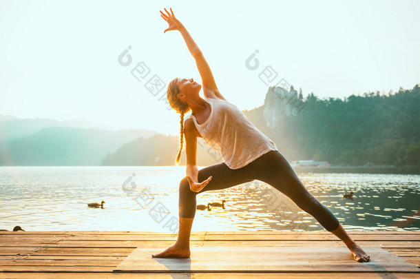 女人练瑜伽的湖